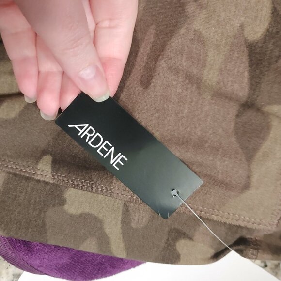 Camo Cropped Leggings - Picture 6 of 7